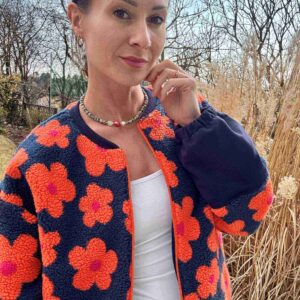 mrs.Thin Damska granatowa kurtka polarowa w KWIATKI